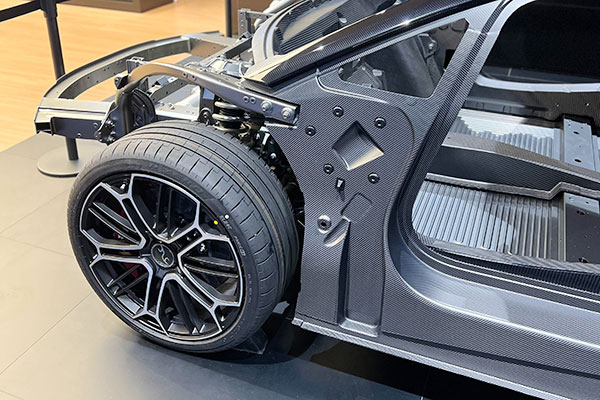 仰望U9發(fā)布高性能碳纖維選裝套件，提升駕駛體驗